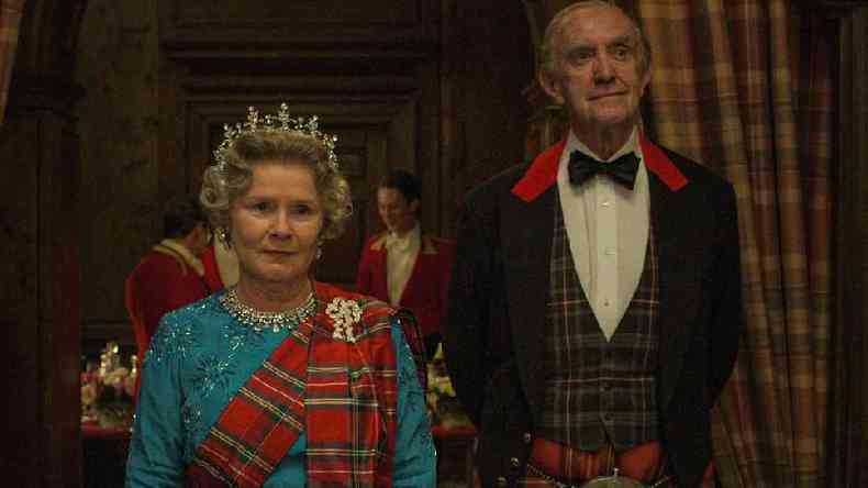 Imelda Staunton, como a rainha Elizabeth 2, e Jonathan Pryce, como o prncipe Philip, nos anos 1990, na srie The Crown