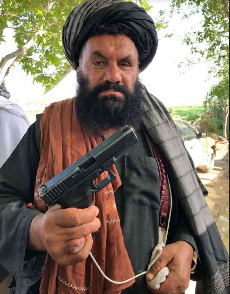 Combatente do Taleban posa com arma da Otan(foto: BBC)