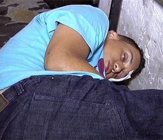 Suspeito dorme em banco de delegacia(foto: TV Alterosa/Reprodu��o)