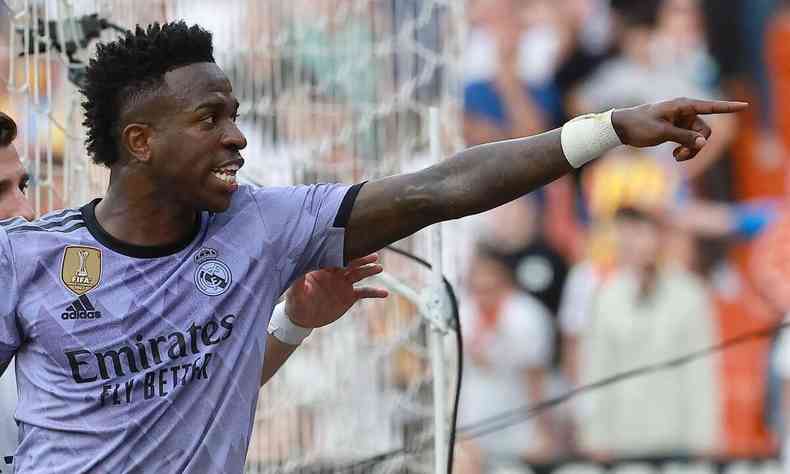 Vinicius Jr apontando para os racistas na torcida do Valencia