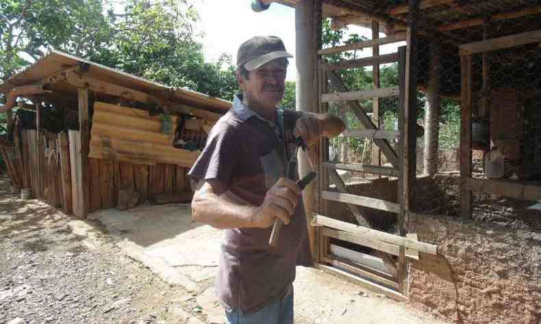 Assaltado h dois meses, o agricultor Antnio Osvaldo planeja comprar uma arma de fogo legalmente: 