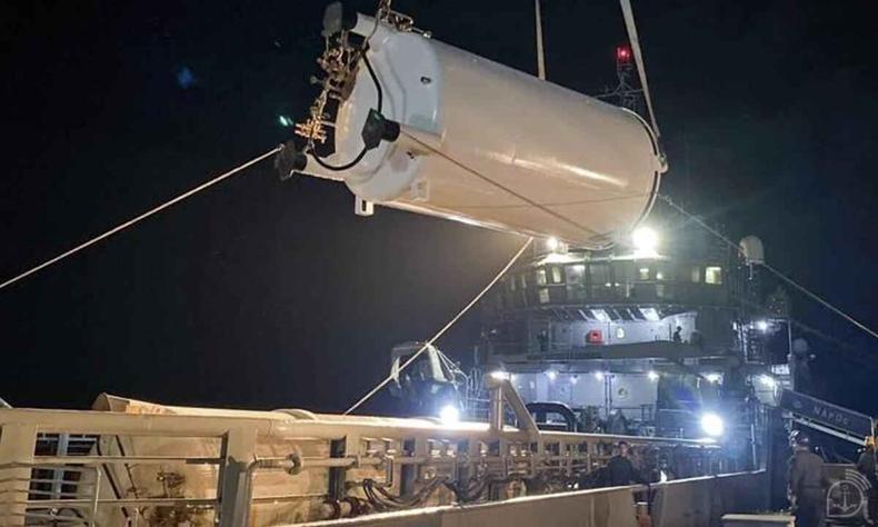 Carregamento de oxignio em navio da Marinha 