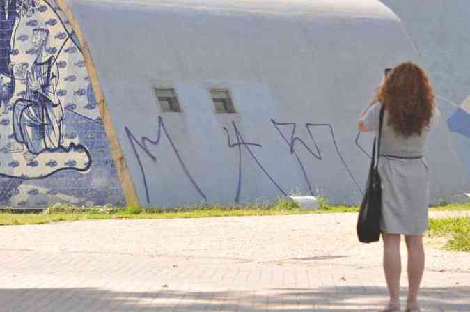 Igrejinha de So Francisco de Assis, projetada por Oscar Niemeyer e com painis de Portinari,  pichada a trs meses do aguardado ttulo da Unesco. MP investiga o caso(foto: Rodrigo Clemente/EM/D.A Press)