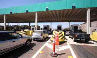 Cobrana no posto de Itabirito comeou ontem e, agora, as 11 praas de Braslia at Juiz de Fora esto funcionando(foto: Edsio Ferreira/EM/DA Press)