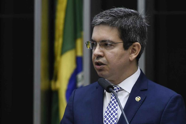 Em discurso,  tribuna, senador Randolfe Rodrigues (Rede-AP)