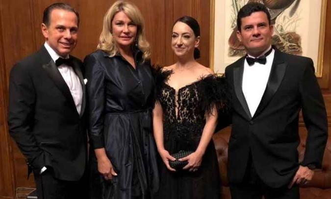 Moro aparece sorrindo na foto com o ex-prefeito de São Paulo e as respectivas esposas(foto: Reprodução Twitter) Moro aparece sorrindo na foto com o ex-prefeito de São Paulo e as respectivas esposas(foto: Reprodução Twitter)