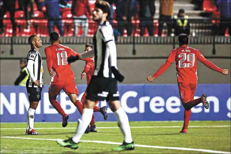 Time chileno aproveitou vacilo da defesa alvinegra para fazer o nico gol do jogo: foi o primeiro triunfo do La Calera, fundado h 65 anos, em um duelo internacional(foto: CLAUDIO REYES/AFP)