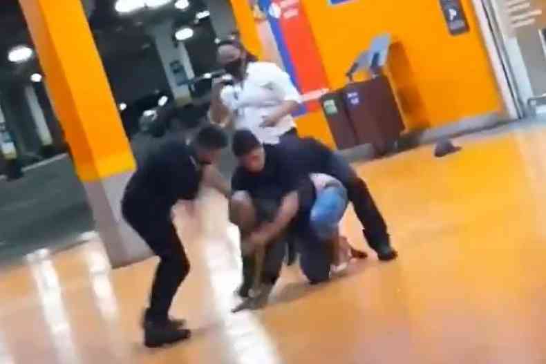 Na Semana da Conscincia Negra, homem negro foi brutalmente espancado e morto por seguranas do Supermercado Carrefour em Porto Alegre (RS)(foto: Reproduo Twitter)