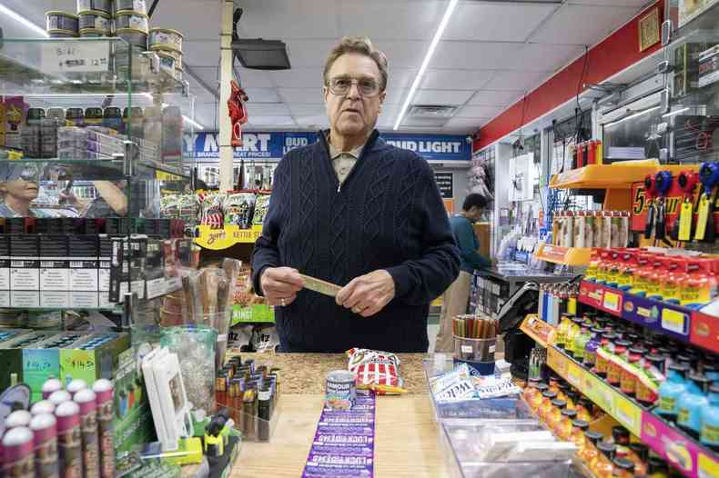 O ator John Goodman, no supermercado, olha para a cmera em cena da srie The righteous Gemstones