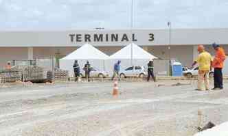 Previsto para a Copa do Mundo, o terminal 3 de passageiros (o puxadinho) no foi concludo at hoje(foto: Beto Novaes/EM/D.A Press)