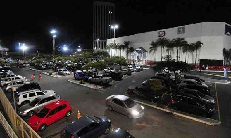 Estacionamento do Minas Shopping, em Belo Horizonte, ficou lotado de carros na noite desta quinta(foto: Túlio Santos/EM/D.A Press)
