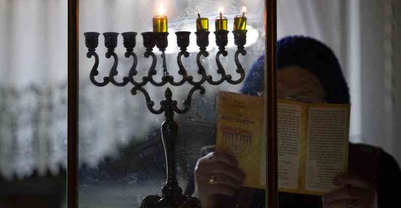 Mulher judia reza na sinagoga de Ashdod, em Israel (foto: Amir Cohen/Reuters)