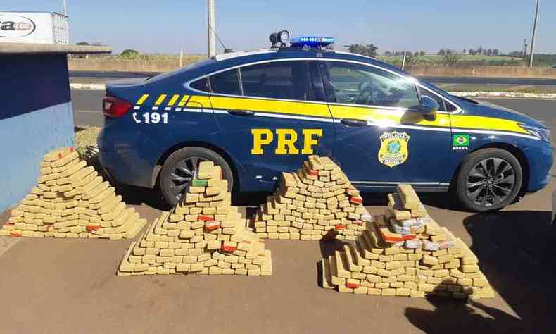 A Polcia Rodoviria Federal de Uberaba apreendeu 359 kg de maconha, divididos em 360 tabletes, que estavam no interior e no porta malas de carro que havia sado de Uberlndia (foto: PRF de Uberaba/Divulgao)
