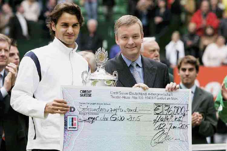 Roger Federer recebe um cheque do Credit Suisse aps vencer um torneio de tnis em 2005 na Alemanha