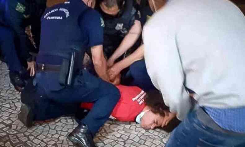 No vdeo compartilhado pelo vereador Renato Freitas (PT), a Guarda Municipal de Curitiba aparece imobilizando-o no cho(foto: Reproduo de Internet)