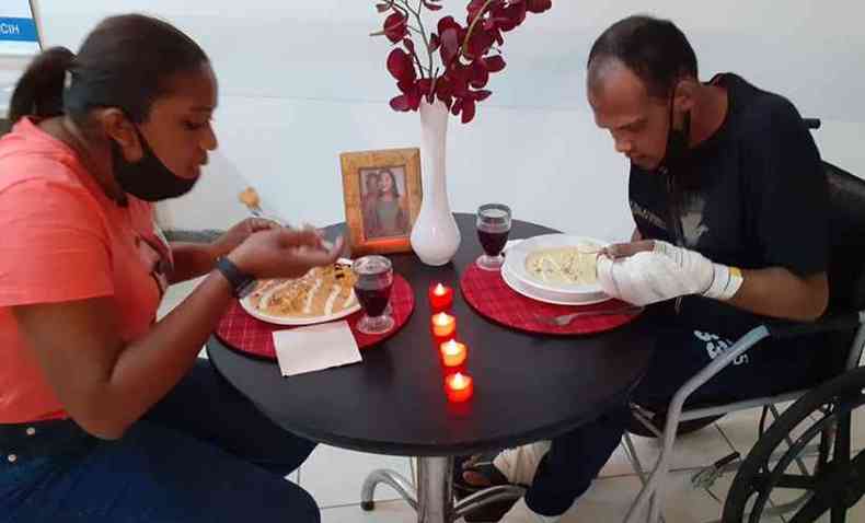 Fabiana e Francisco durante o jantar romntico de um Dia dos Namorados antecipado e cheio de emoo, em Timteo(foto: FSFX/Divulgao )