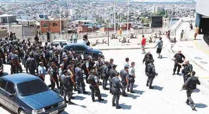 Policiais do Bope iniciam treinamento para agentes do Complexo do Alemo ((foto: Guito Moreto/Agncia O Globo)