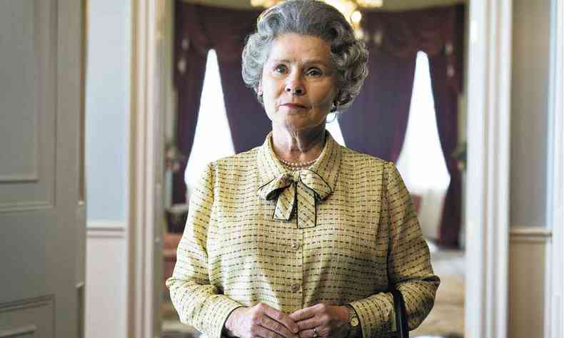A atriz Imelda Stanton caracterizada como a rainha Elizabeth II em cena da quarta temporada de 'The crown'