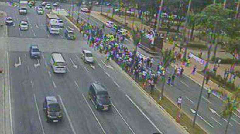 Manifestantes fecham uma via em frente ao Palcio da Liberdade(foto: Reproduo/BHTrans)