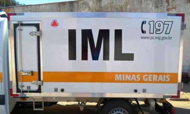 Imagem do carro de IML com letreiros do IML