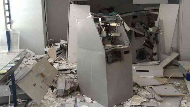 Trs caixas eletrnicos foram explodidos pelos criminosos(foto: Polcia Militar/Divulgao)
