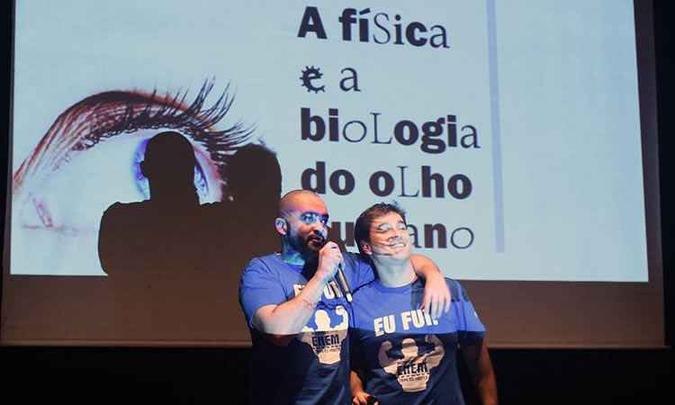 Professores Franklyn Laporte e Matheus Pagy em aula interdisciplinar de Física e Biologia. Professores Franklyn Laporte e Matheus Pagy em aula interdisciplinar de Física e Biologia.