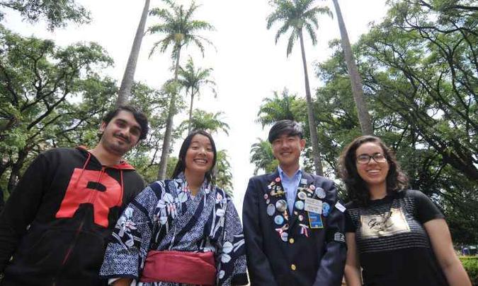 Os brasileiros Frederico Nunes e Isadora Santos e os japoneses Karen Hashimoto e Wataru Kaibe em BH: admiração dos dois lados do globo(foto: Alexandre Guzanshe/EM/D.A Press) Os brasileiros Frederico Nunes e Isadora Santos e os japoneses Karen Hashimoto e Wataru Kaibe em BH: admiração dos dois lados do globo(foto: Alexandre Guzanshe/EM/D.A Press)