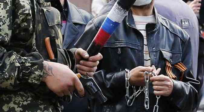 Ativistas pr-Rssia armados nas ruas de Odessa, para atacar manifestantes pr-Kiev(foto: Yevgeny Volokin/Reuters)