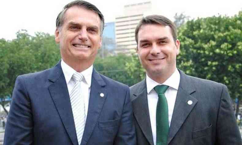 Presidente Jair Bolsonaro (PL) e filho, senador Flvio Bolsonaro (PL-RJ)