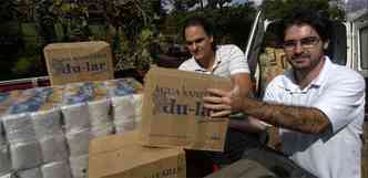 Luciano Franco e ngelo Simo recolheram colches, alimentos, roupas, agasalhos e produtos de limpeza para vtimas das inundaes em Belo Vale(foto: Beto Magalhes/EM/DA. Press)