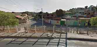 Trecho do crrego atravessado pelo caminho, que invadiu uma das casas em frente(foto: Reproduo/Google Street Viem)