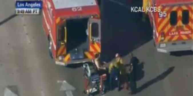 Imagens de televiso mostram o resgate de uma pessoa no Aeroporto Internacional de Los Angeles(foto: Reproduo/Youtube)
