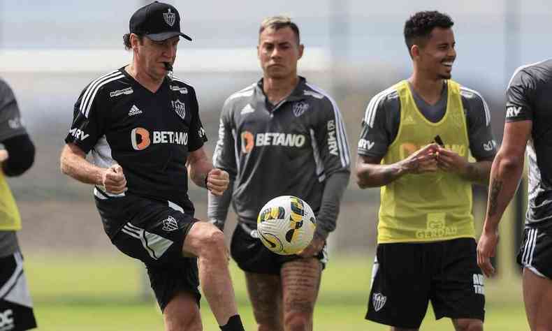 Cuca durante treino no Atltico