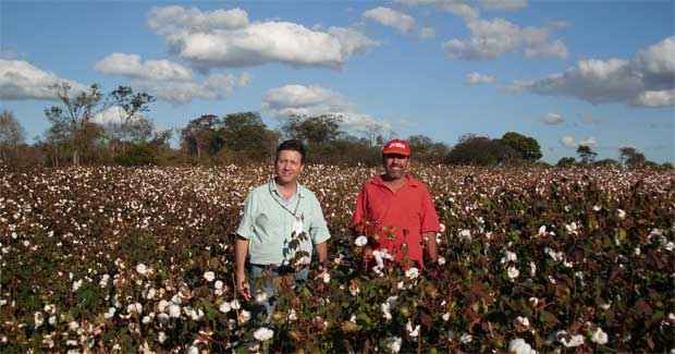 À espera dos frutos da lavoura, agricultores como Adelino Martins (D) se animam, confiantes na bênção das chuvas para realizar o sonho da farta colheita(foto: Emater/divulgação) À espera dos frutos da lavoura, agricultores como Adelino Martins (D) se animam, confiantes na bênção das chuvas para realizar o sonho da farta colheita(foto: Emater/divulgação)