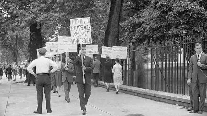 Ativista Frank Kameny (1925-2011), segundo na fila, protestando diante da Casa Blanca em maio de 1965
