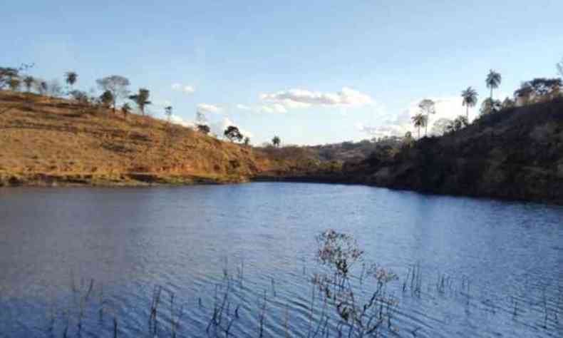 A lagoa está localizada no fundo de um motel, na BR-040, no bairro Fazenda Velha, em Sete Lagoas