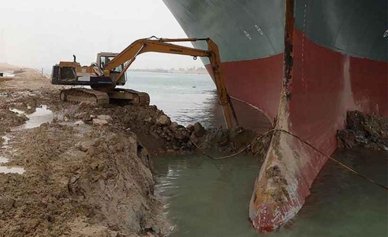 Dragas e escavadeiras ajudam na operação para desencalhar um gigante de 220.000t(foto: AFP) Dragas e escavadeiras ajudam na operação para desencalhar um gigante de 220.000t(foto: AFP)