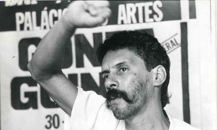 O msico Gonzaguinha ergue o brao direito durante entrevista em BH, em 1988