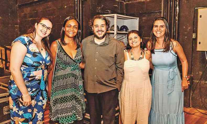 Rodrigo Toffolo entre Joana Martins, Marize Mattos, Nihara Pereira e Luciana Vieira