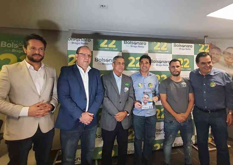 Seis homens em p, com as mos fechadas na frente do corpo, junto a Braga Netto e Cleitinho Azevedo