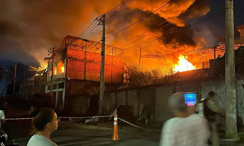Local em chamas est situado na esquina entre as ruas Flor das Pedras e Flor de Abril