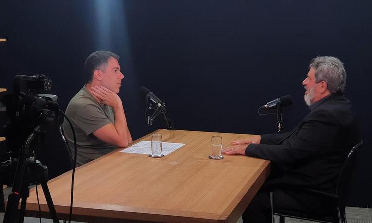 Pedro Cortella est de frente para o pai, Mario Sergio Cortella, ambos diantes de microfones, durante gravao do podcast A grande fria do mundo