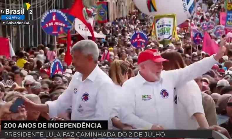Lula em caminhonete cumprimentando apoiadores