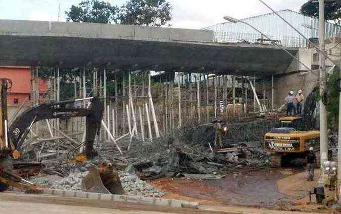 Mquinas ainda trabalham na retirada de destroos do viaduto que ainda esto na avenida(foto: Tiago de Holanda/EM/D.A.Press)