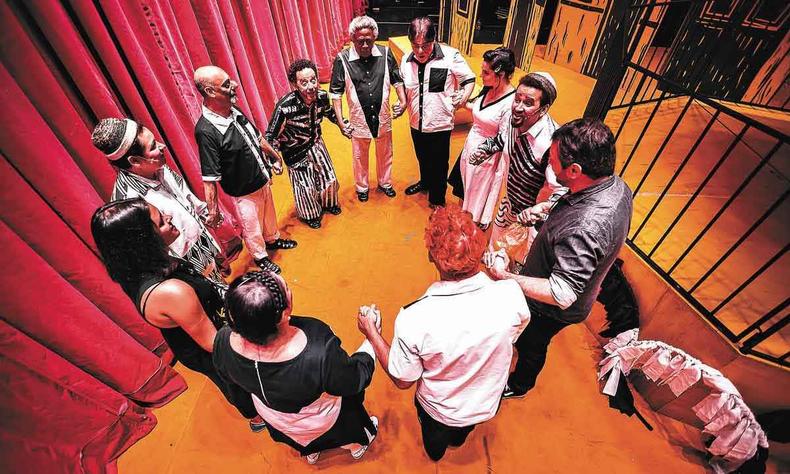 Elenco de 'Auto da Compadecida, a ópera' forma círculo antes de entrar em cena