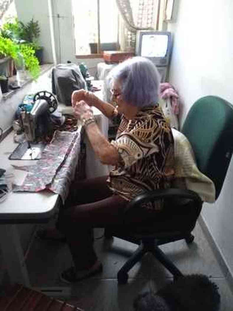 Dona Jurema na mquina onde costura as mscaras para doao(foto: Divulgao)