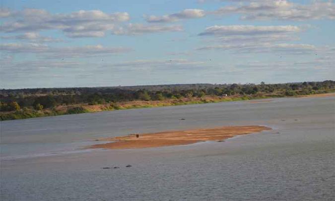 Retirada das matas ciliares e assoreamento em diversos pontos deixam a paisagem desolada, além de ser sinal de que o rio pede socorro (foto: Luiz Ribeiro/EM/DA Press - 20/8/17) Retirada das matas ciliares e assoreamento em diversos pontos deixam a paisagem desolada, além de ser sinal de que o rio pede socorro (foto: Luiz Ribeiro/EM/DA Press - 20/8/17)