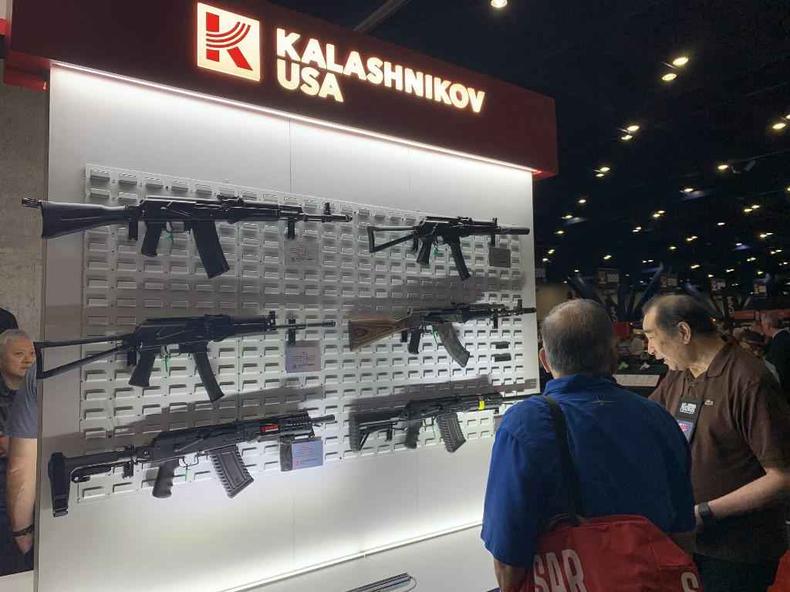 Pessoas olham armas semiautomáticas na convenção da NRA(foto: STRINGER / AFP) Pessoas olham armas semiautomáticas na convenção da NRA