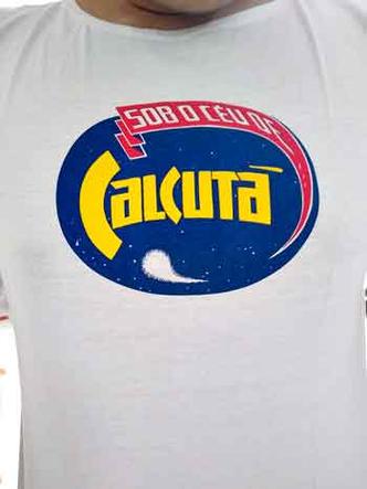 Camiseta com o logotipo da casa noturna Sob o Cu de Calcut trazia cu azul-escuro, cometa e estrelas