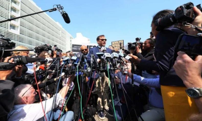 george santos em um discurso no EUA